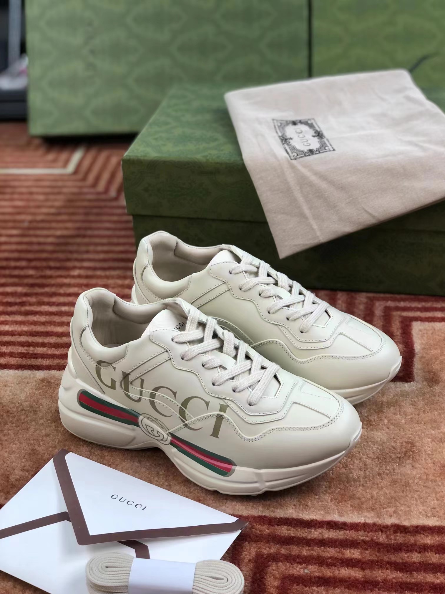 G*u*i rhyton sneakers