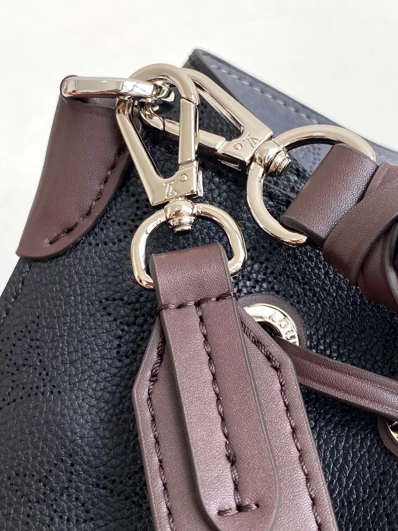 l**is V*t*n muria bucket bag black