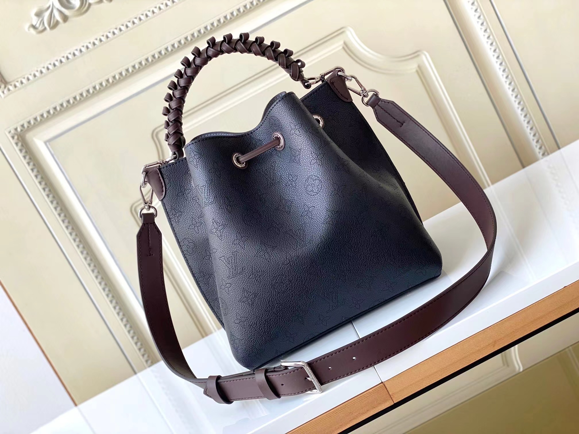 l**is V*t*n muria bucket bag black