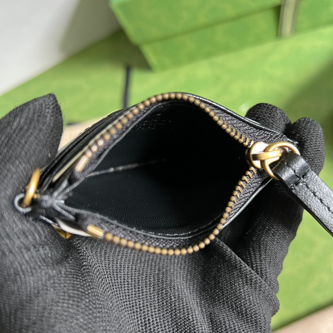 G*u*i keychain wallet