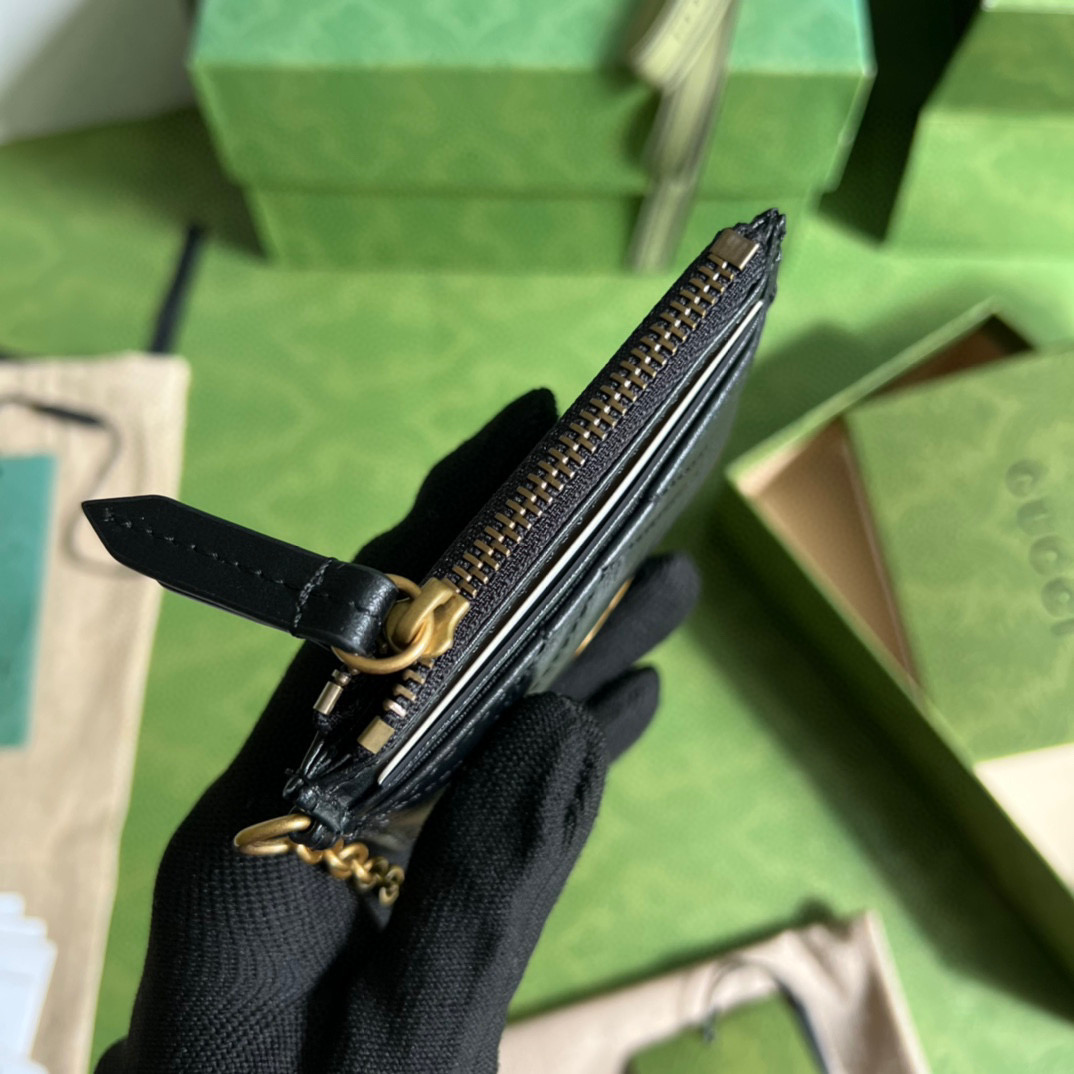 G*u*i keychain wallet