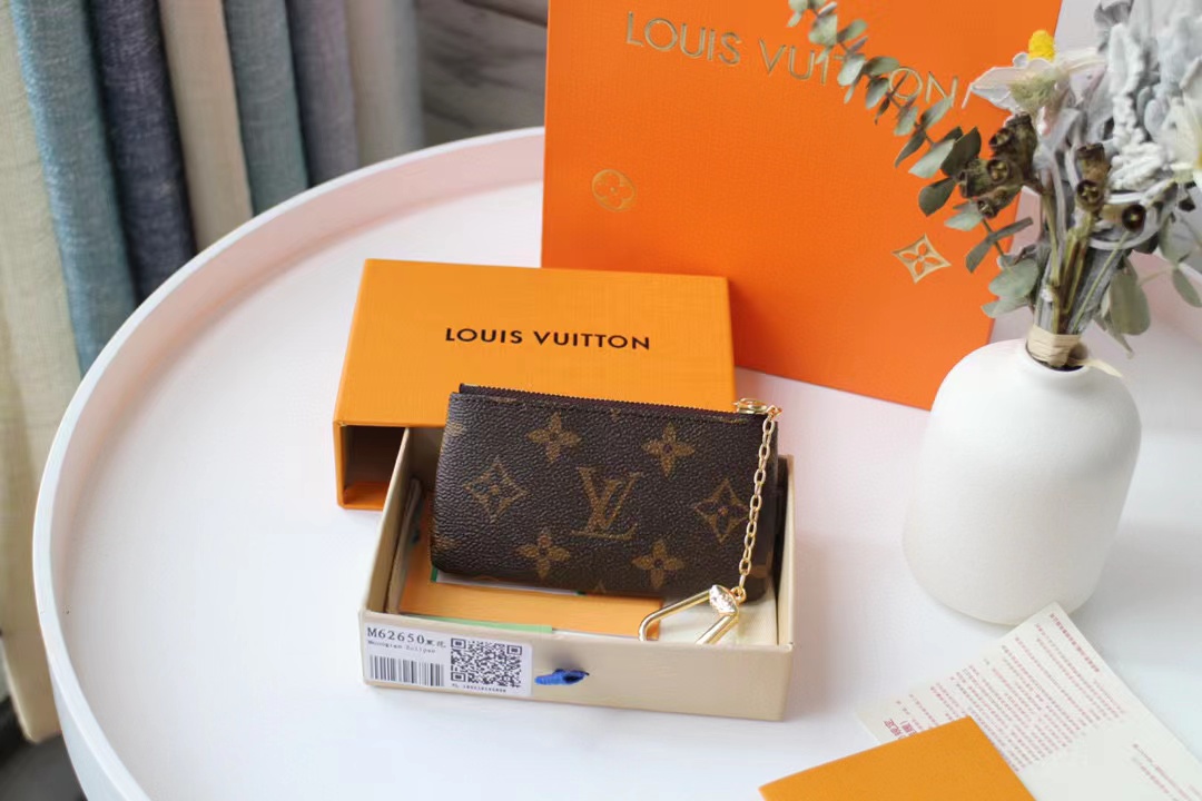 l**is V*t*n keychain bag