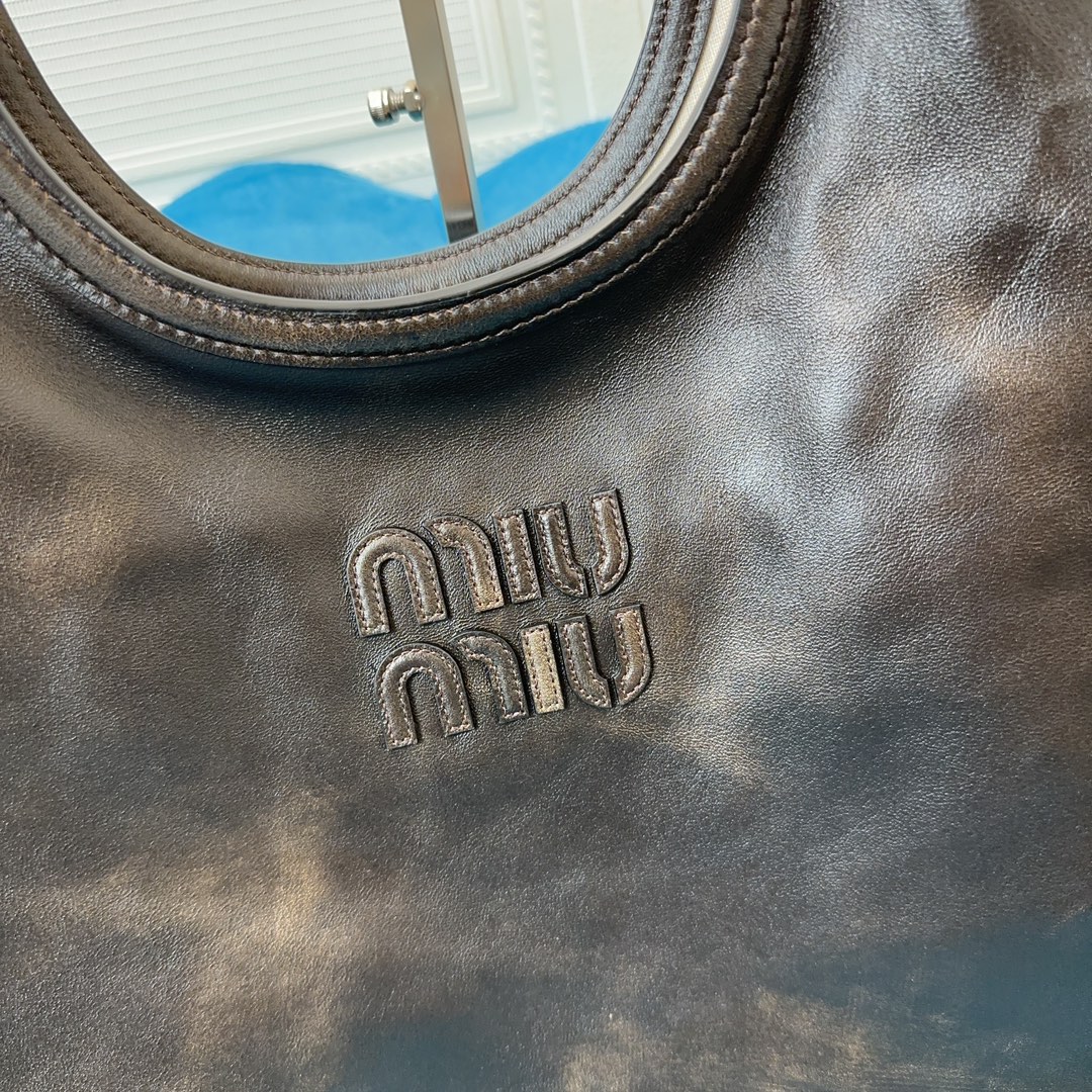 Lvy Leather bag