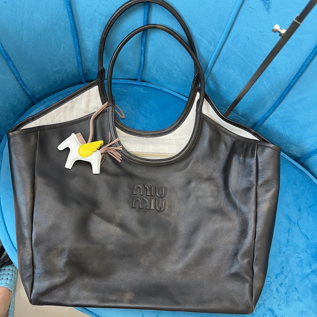 Lvy Leather bag