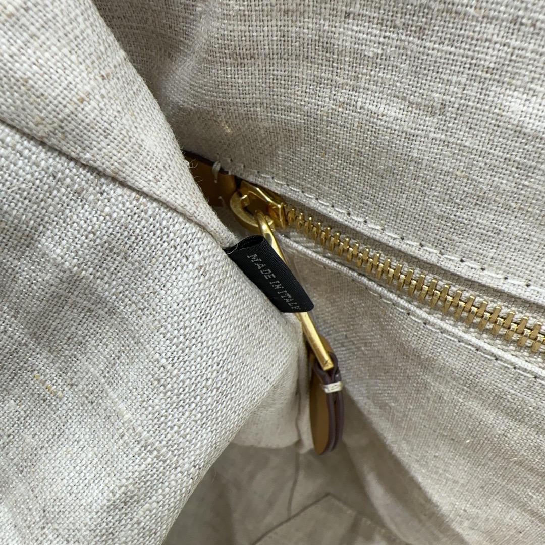 Lvy Leather bag