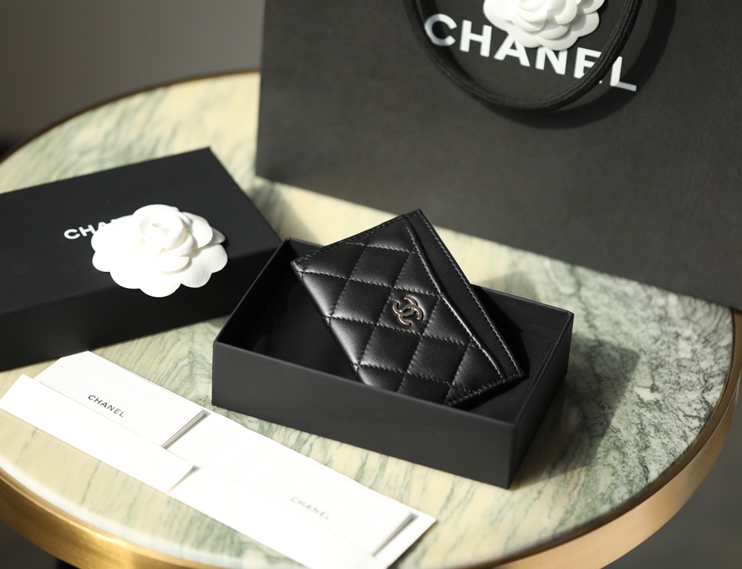 Ch*el1 cardholder