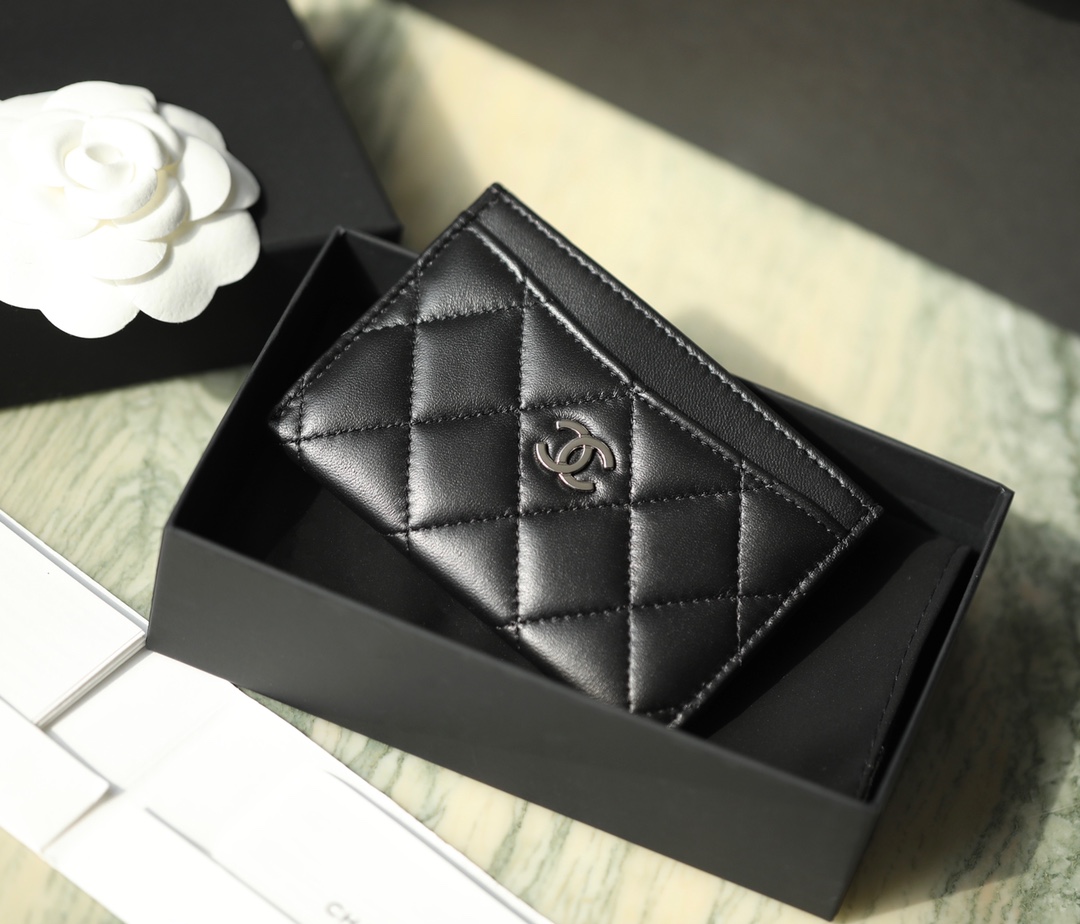 Ch*el1 cardholder