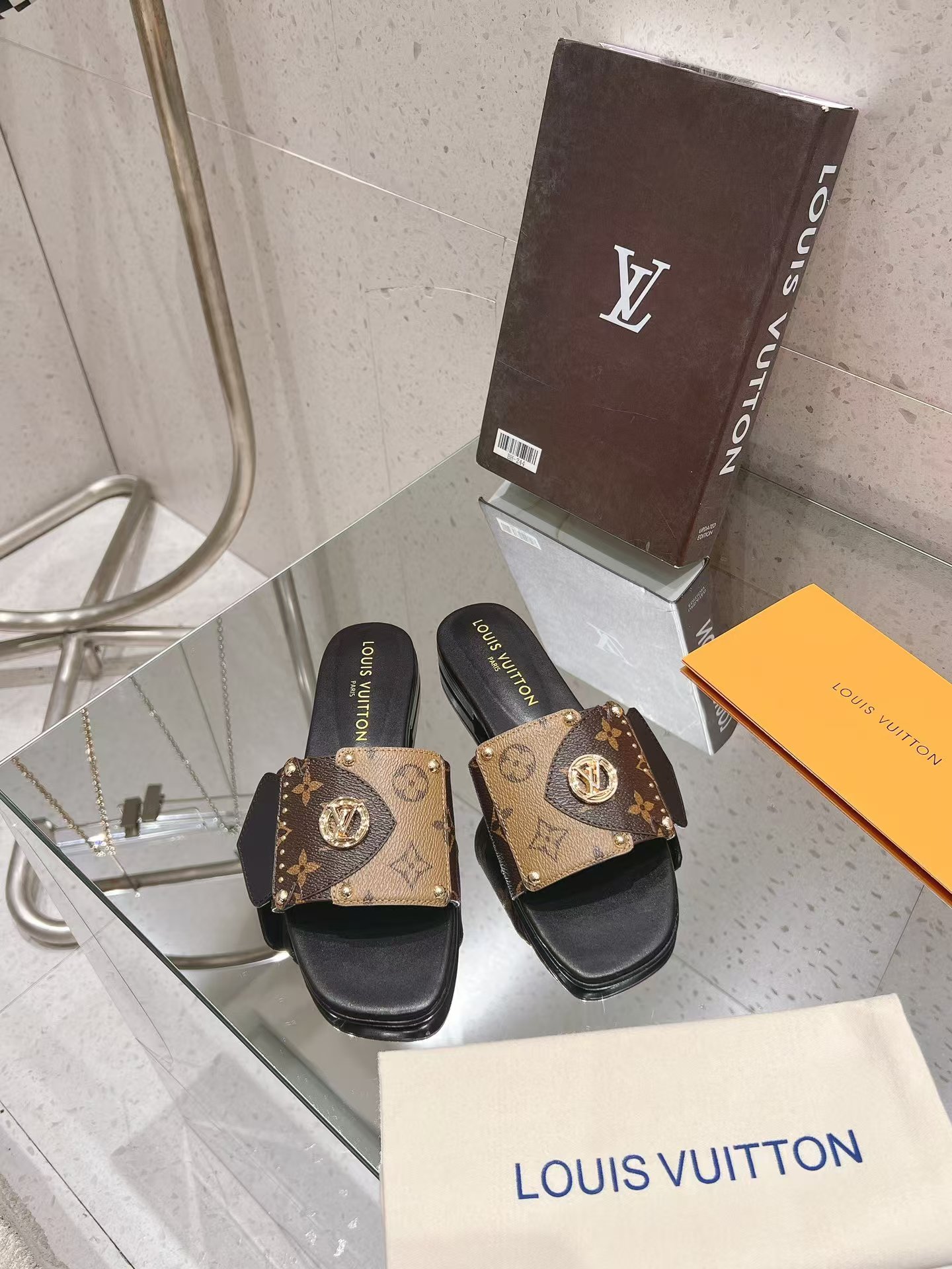 Lv Frame Flat Mule