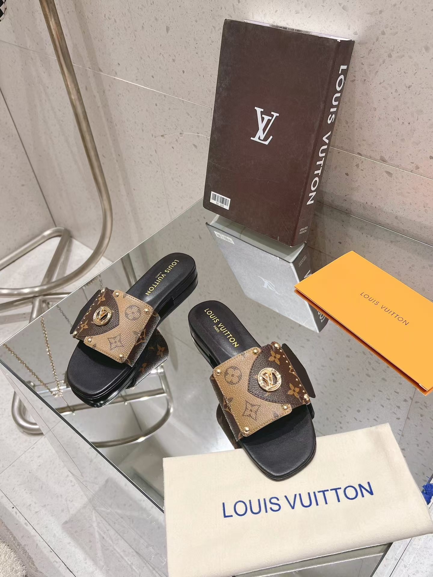 Lv Frame Flat Mule