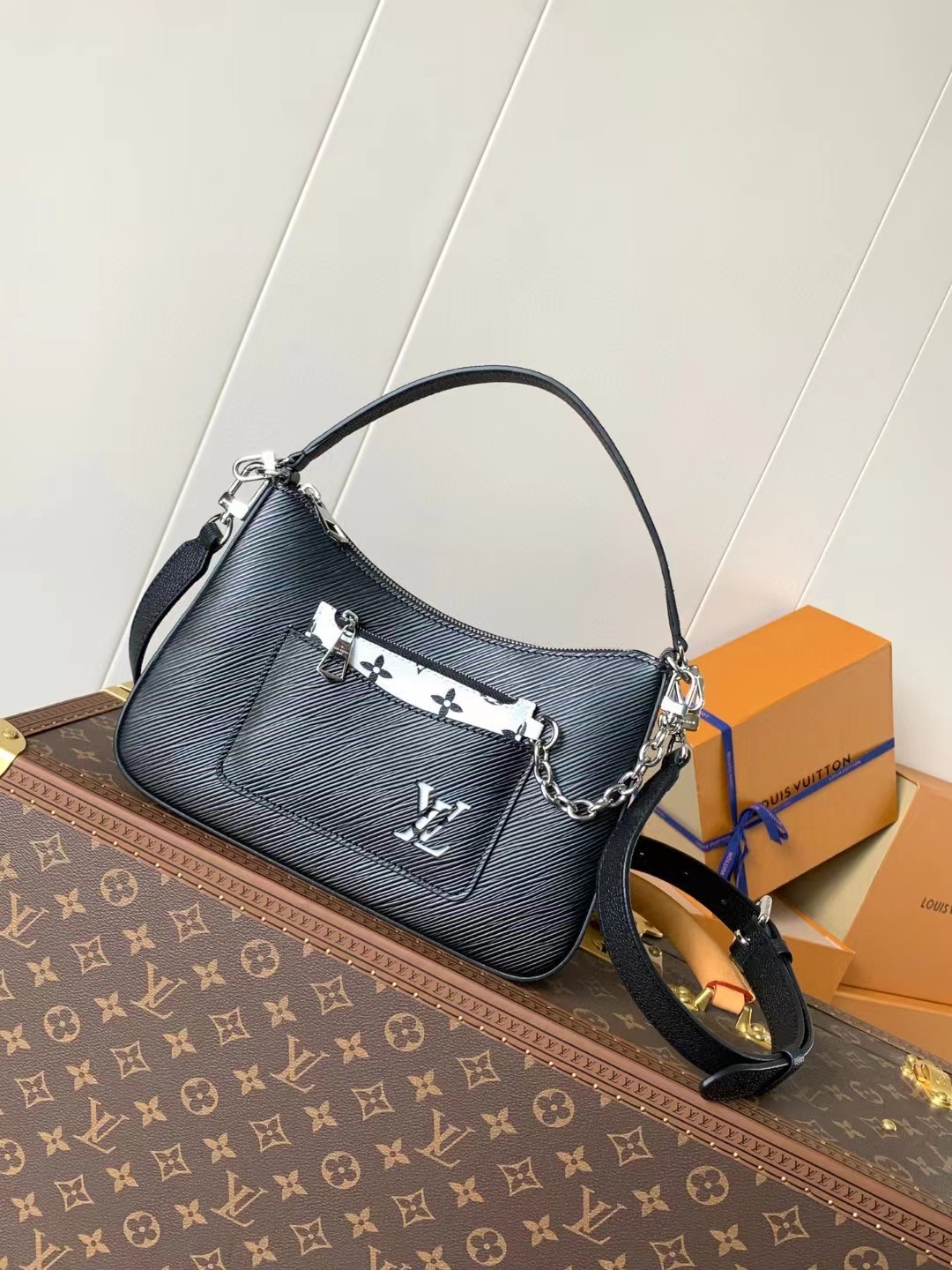 l**is V*t*n marelle black epi
