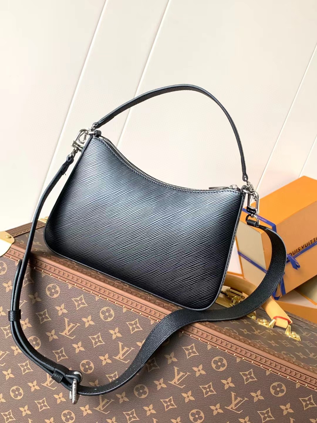 l**is V*t*n marelle black epi