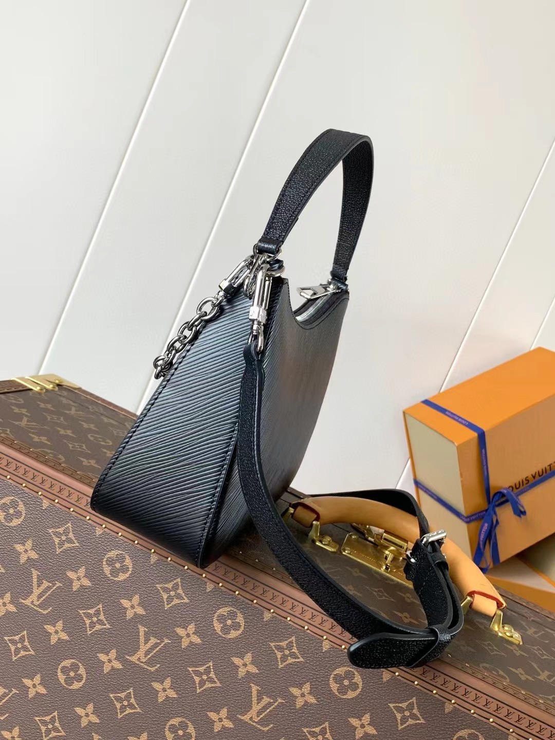l**is V*t*n marelle black epi