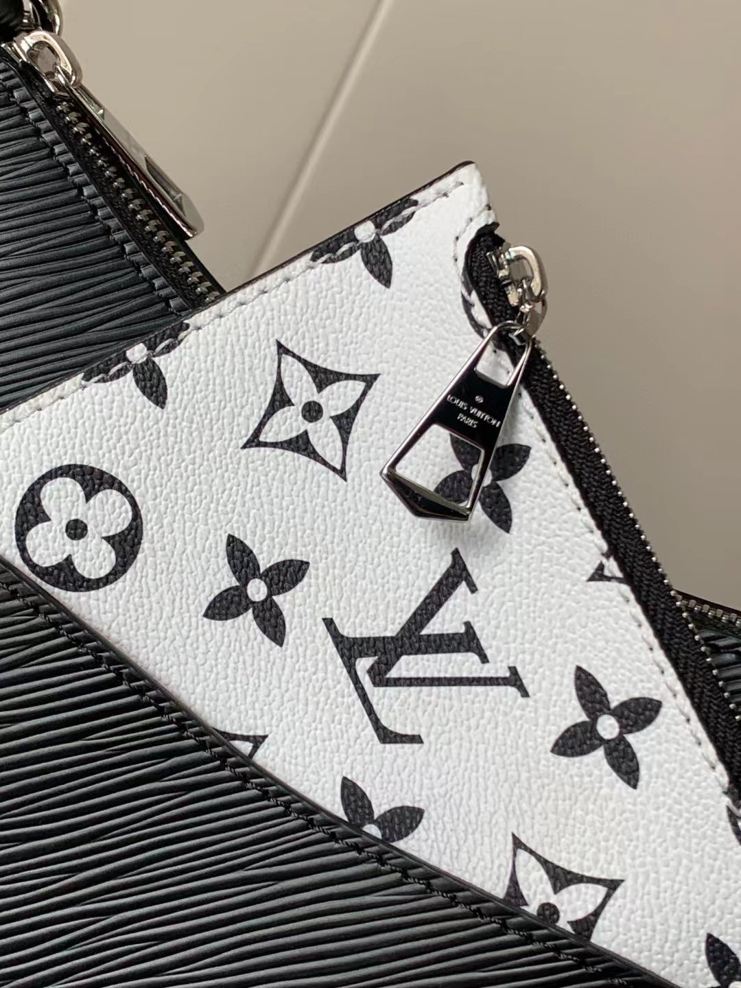 l**is V*t*n marelle black epi