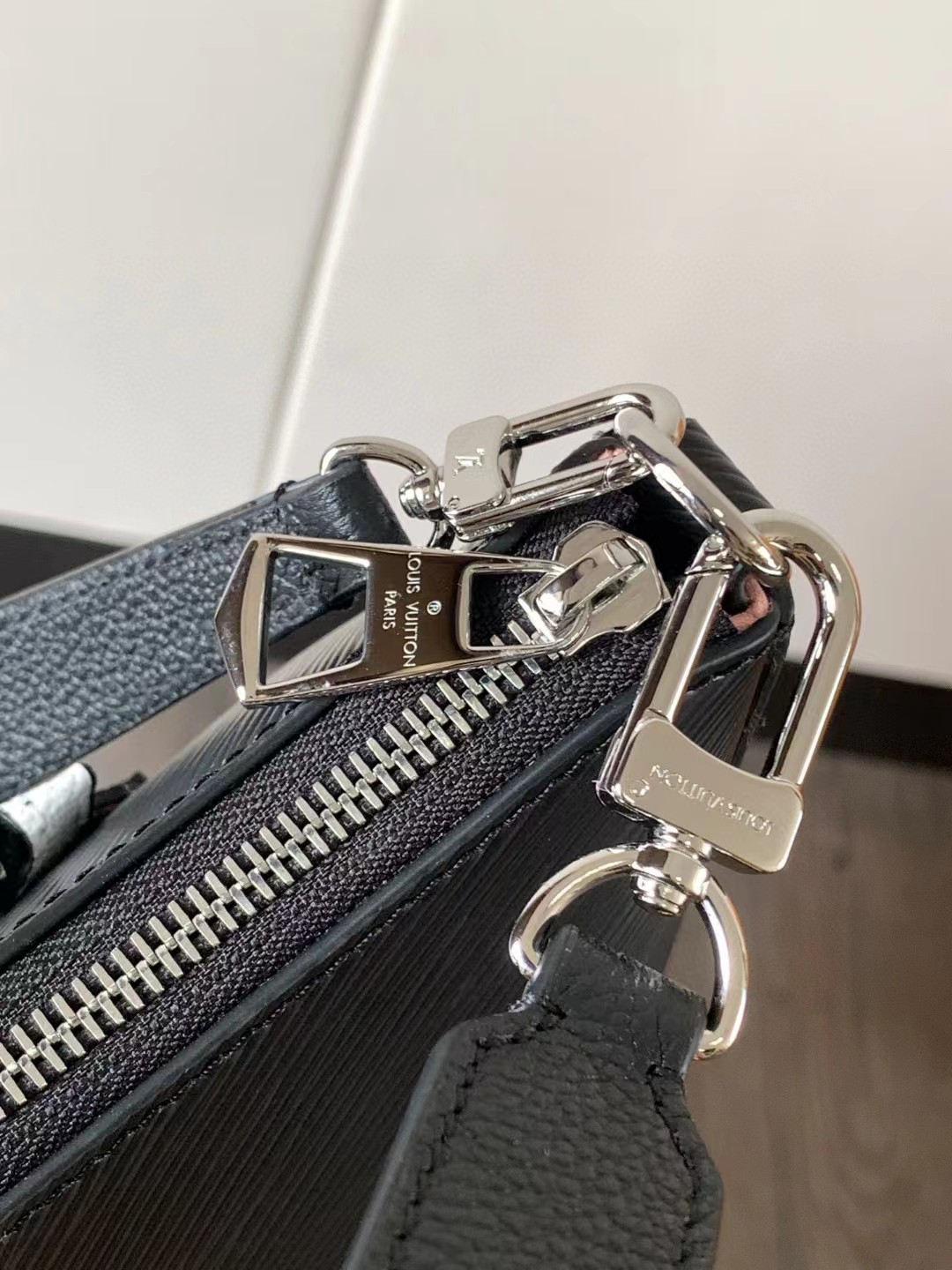 l**is V*t*n marelle black epi