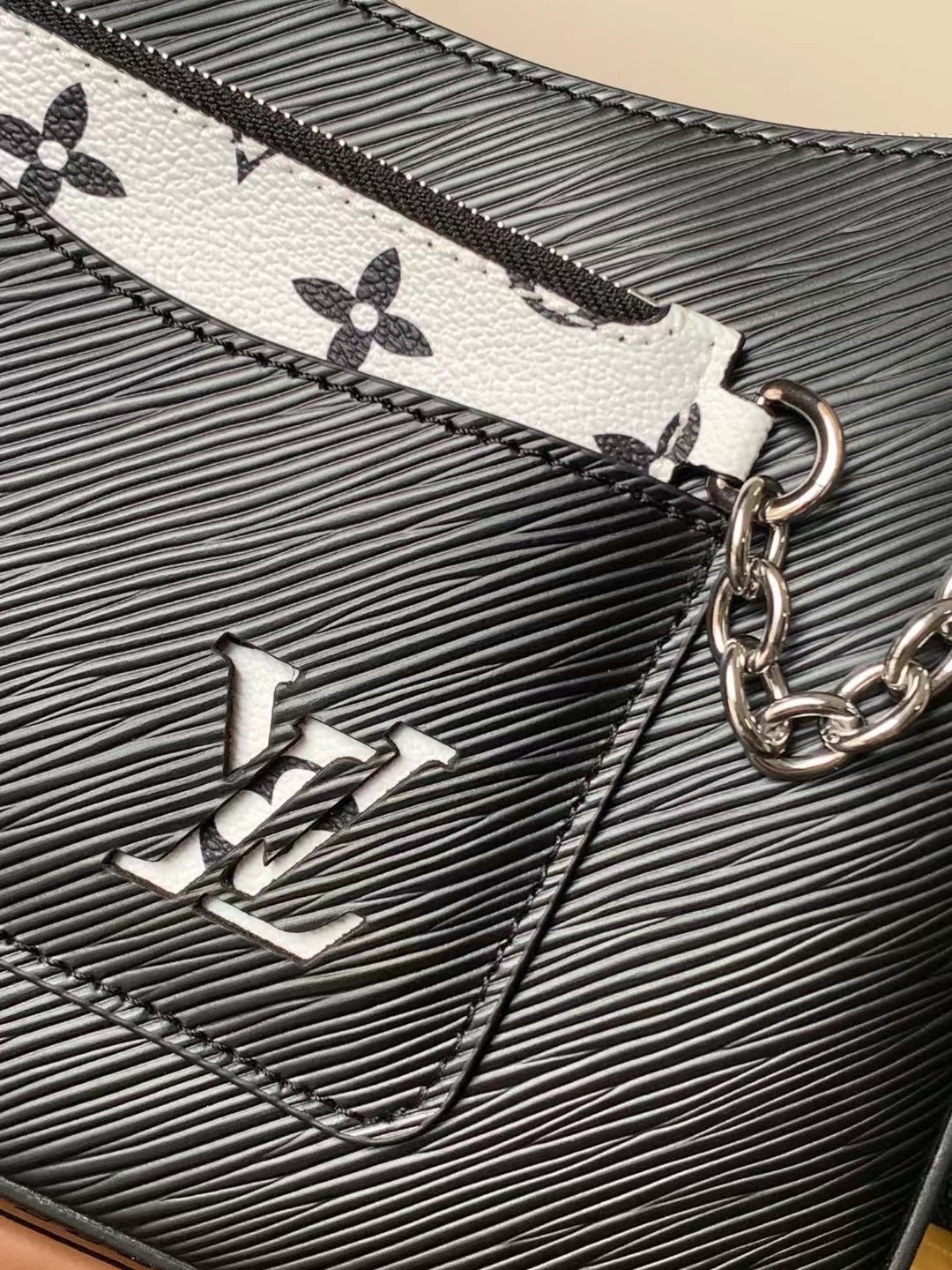l**is V*t*n marelle black epi